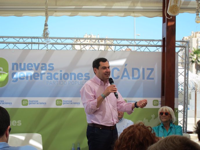Juanma Moreno (PP-A) en un acto con jóvenes en  Cádiz
