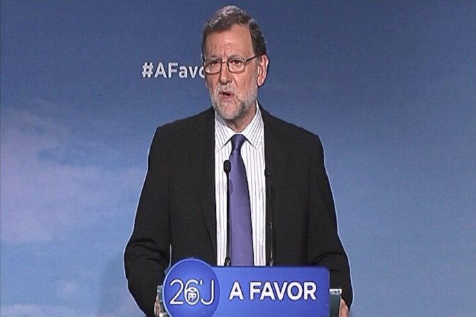 Rajoy ofrece su mano a los partidos moderados