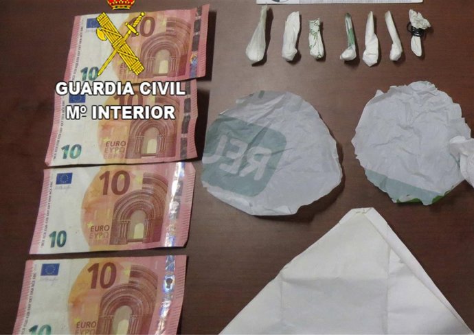 Droga y dinero intervenido en la operación