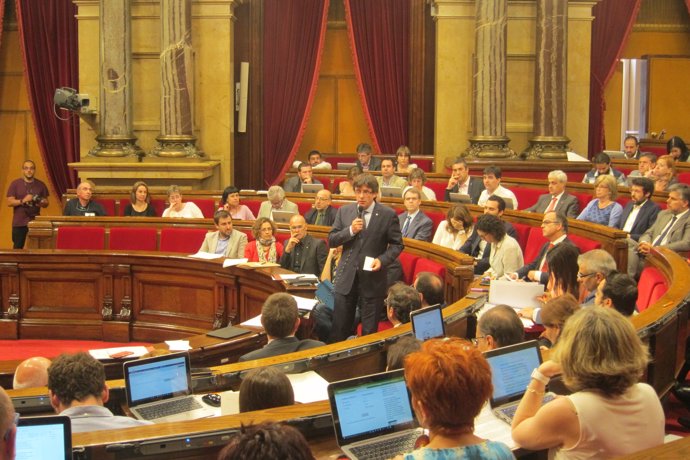 El presidente de la Generalitat, Carles Puigdemont, en el pleno del Parlament