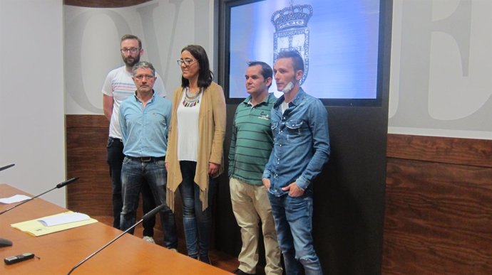 Covadonga Díaz posa con varios gays que respaldaron su rueda de prensa. 