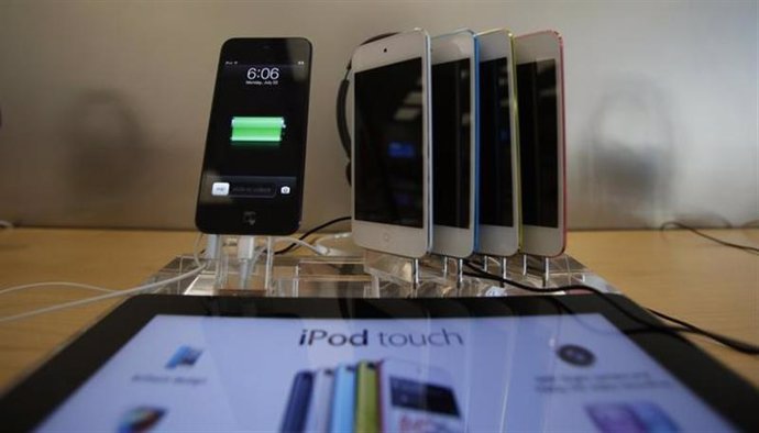 Una tienda de Apple en Pasadena, California, muestra los dispositivos móviles iP
