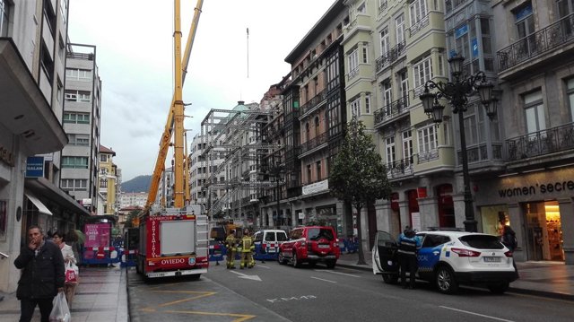 Edificio incendiado en la Calle Uría, incendio urbano, fachada sujeta
