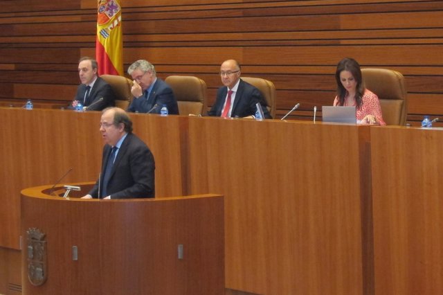 El presidente de la Junta interviene en el Pleno de las Cortes