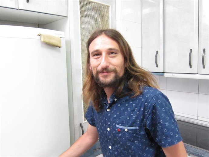 El concejal de Vivienda, Pablo Híjar, en una vivienda cedida a alquiler social