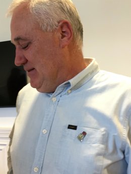 El alcalde de Becerrerá, Manuel Martínez, con el pin del PSOE