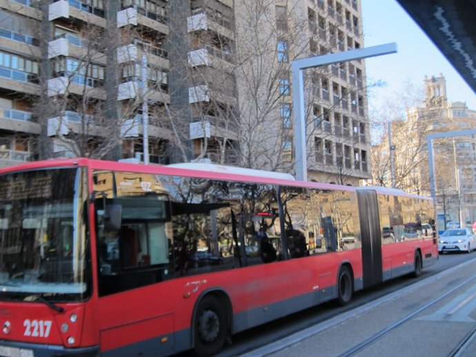 Articulado, autobús en centro, bus