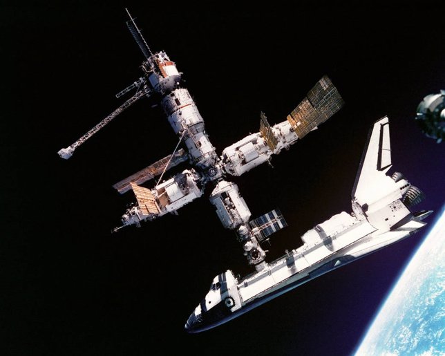 El transbordador Atlantis atraca en la estación Mir