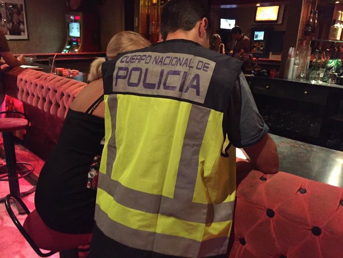 Un agente el club hablando con una chica