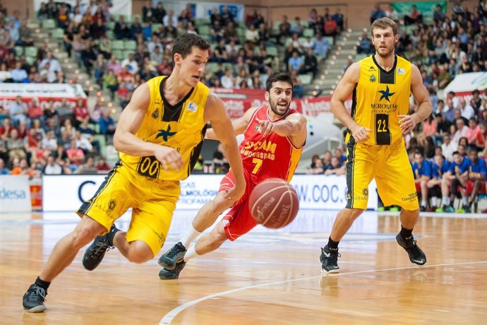Rodrigo San Miguel se va de Facu Campazzo en el partido de la J31 de la ACB