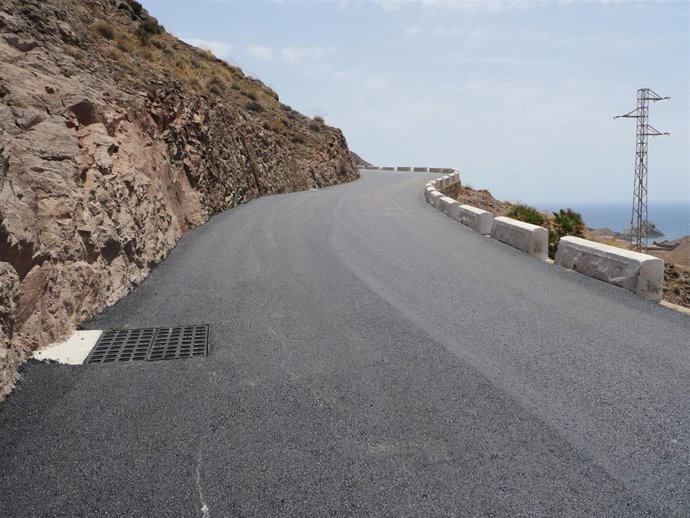La carretera del Faro de Cabo de Gata recibirá inversión para mejorar el firme.