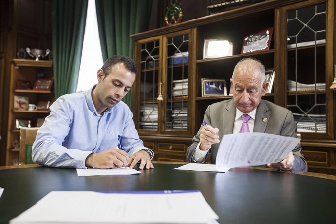 El alcalde de Olula de Castro ha recogido la subvención en la Diputación.