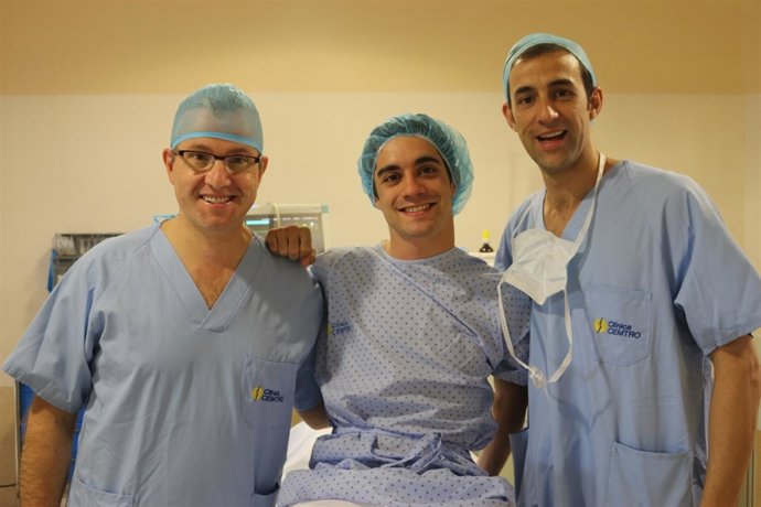 Javier Fernández, tras salir del quirófano