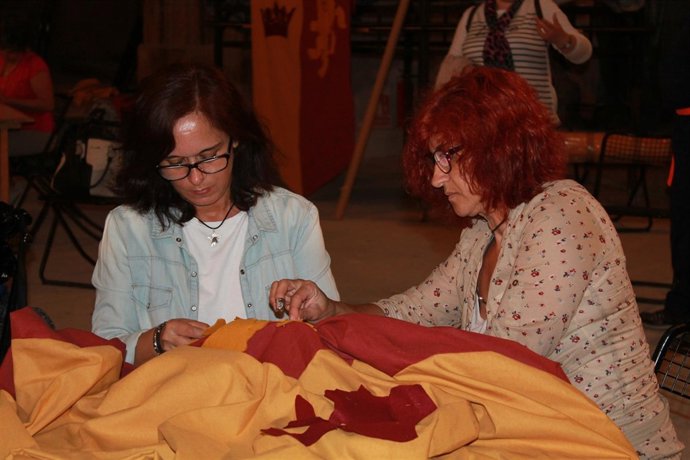 Taller de costura para la confección de pendones decorativos