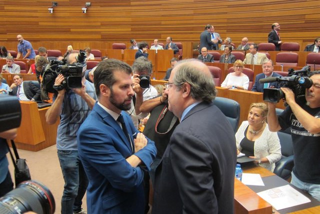 Tudanca conversa con Herrera antes del Debate