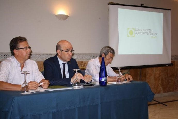Carmona (centro) durante la reunión con las cooperativas