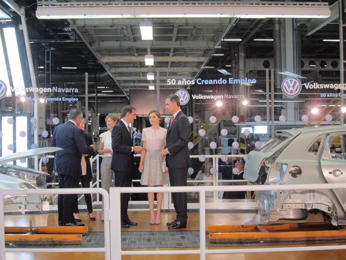 Los Reyes en su visita a Volkswagen Navarra