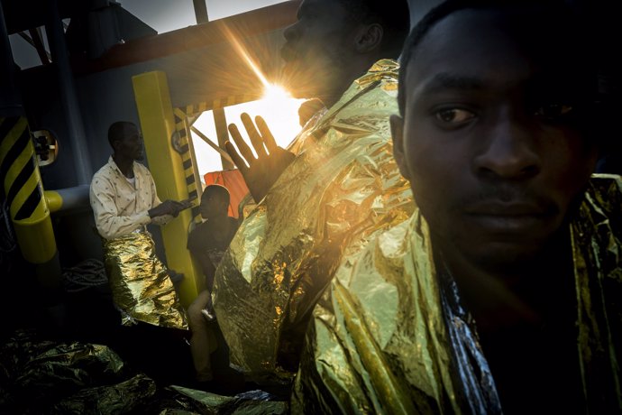 Refugiados a bordo del Bourbon Argos, barco de rescate de MSF, hacia Italia