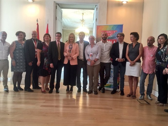 Cifuentes con los promotores del World Pride