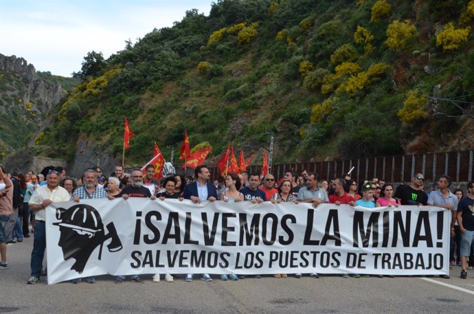 Ciñera se une para apoyar a los mineros encerrados