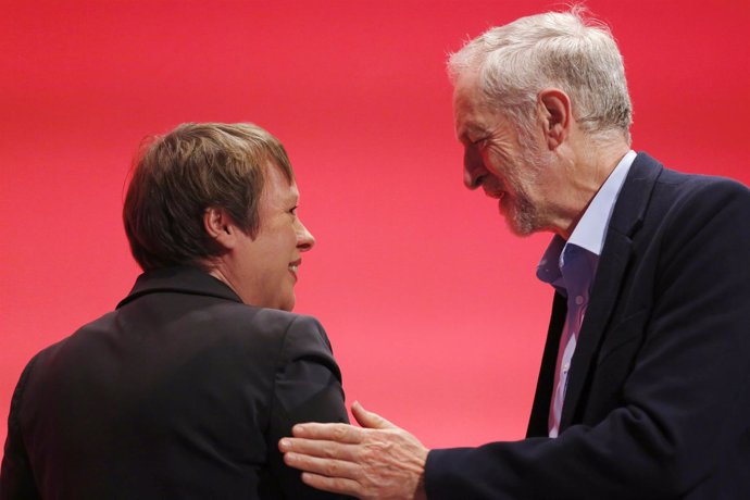 Corbyn saluda a la diputada laborista Angela Eagle