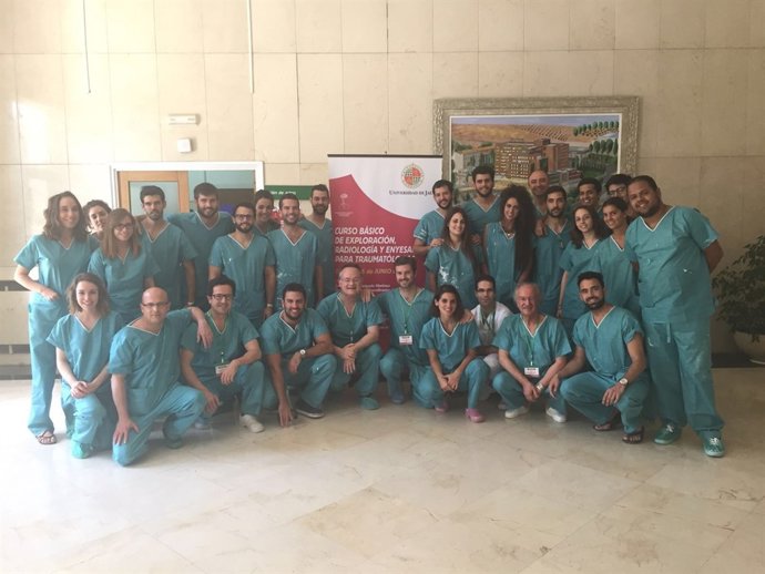 Participantesen el curso de colocación de yesos.