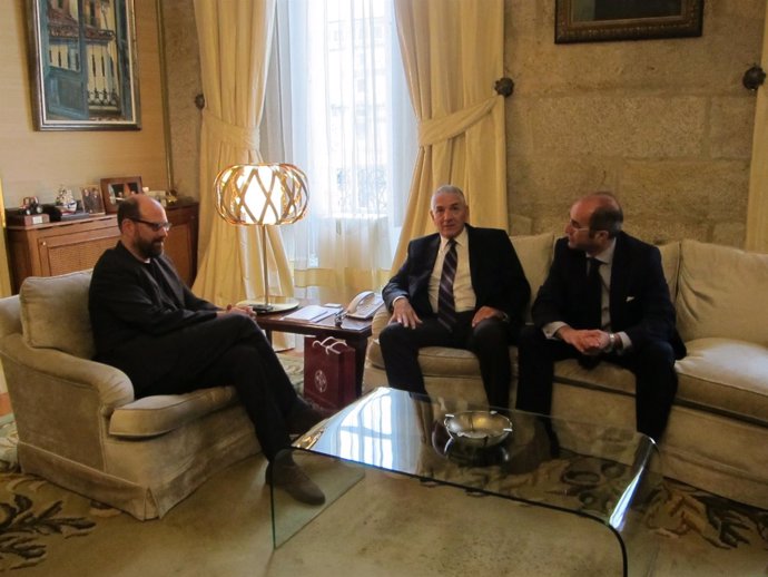 El alcalde de Santiago, Martiño Noriega, recibe al embajador turco Ömer Önhon