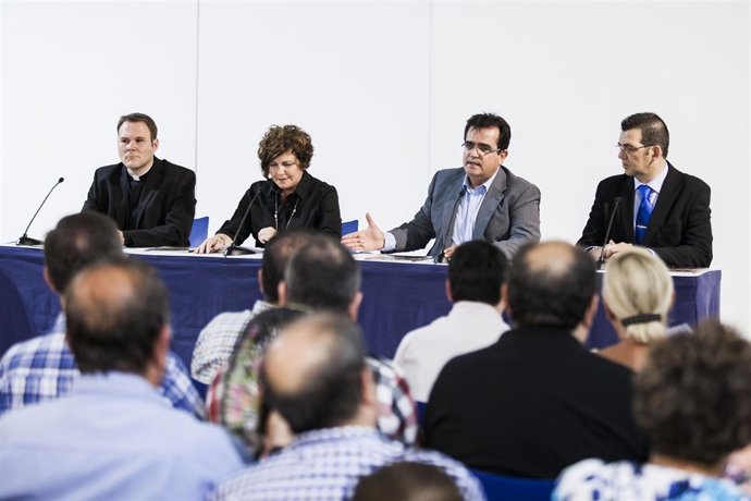 El Patio de Luces de la Diputación se llenó para la presentación de la revista.