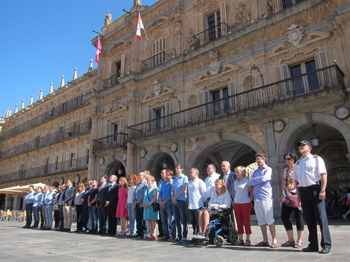 Participantes en el acto de homenaje a las víctimas de Estambul.