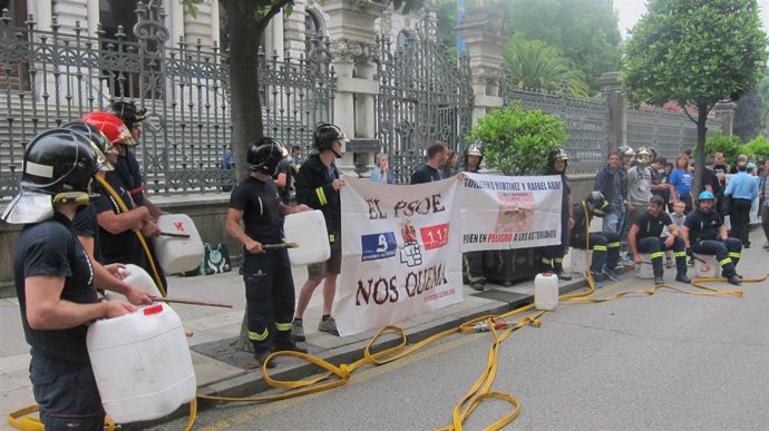 Bomberos se manifiestan ante la Junta General. 