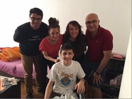 La 'youtuber' Verdeliss visita a Wissam, el niño sirio operado en Madrid