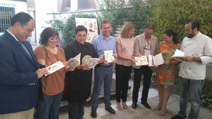 Francisco Ángel Sánchez (centro) durante la presentación de la guía