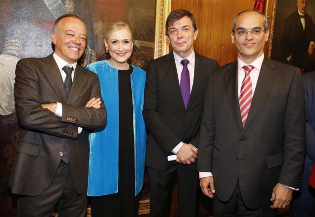 Cifuentes y el consejero de Educación con el rector de la UCM, Carlos Andradas