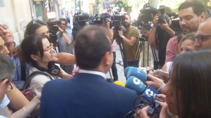 Pedro Horrach, de espaldas, atendiendo a los medios