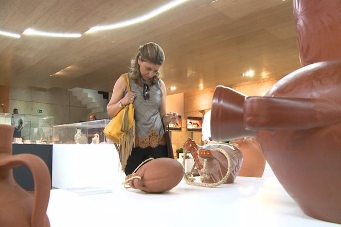 Exposición de piezas de barro en la Asamblea de Extremadura