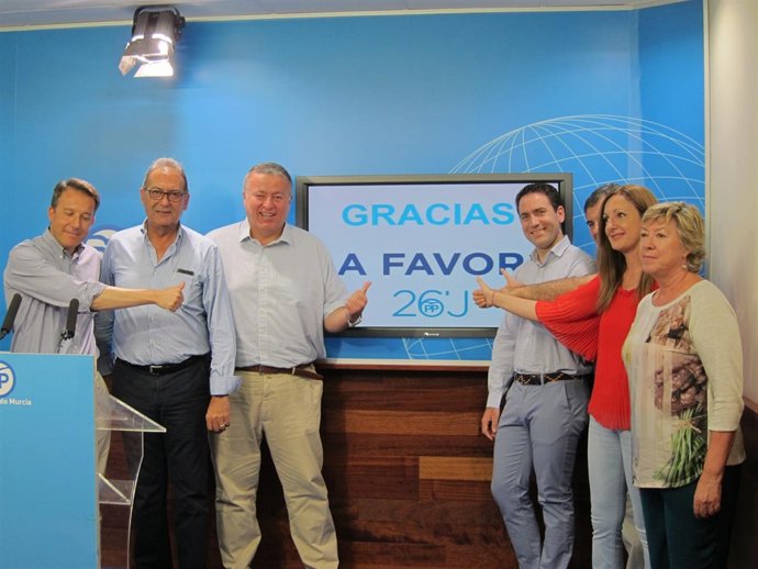 Teodoro García, con el resto de diputados y senadores del PP electos