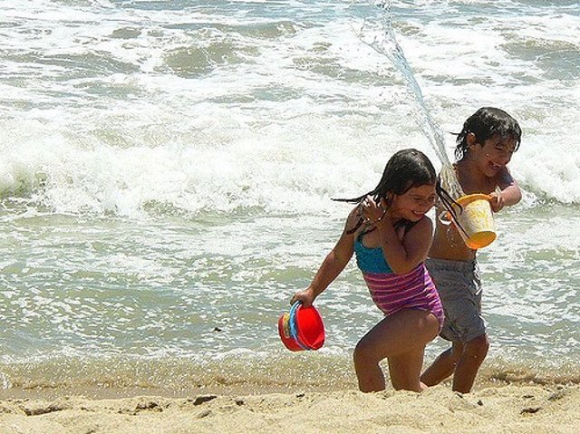 Niños jugando en la playa