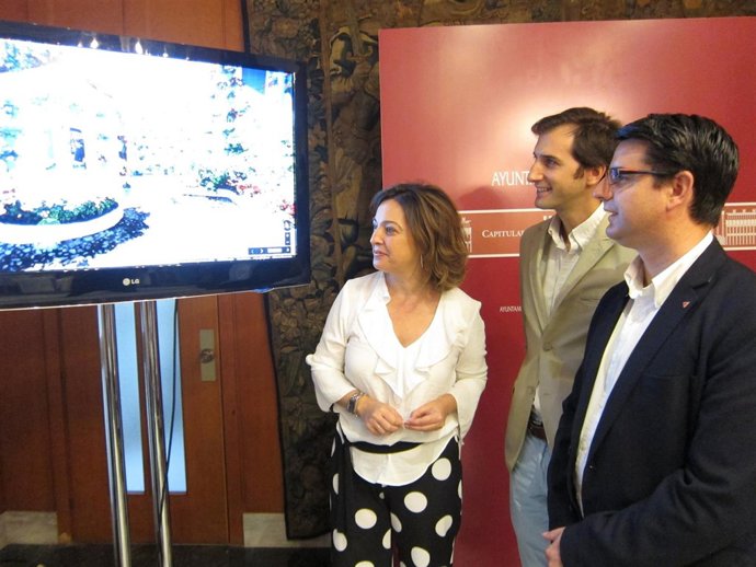 Ambrosio, Vargas y García observan un de los patios digitalizados