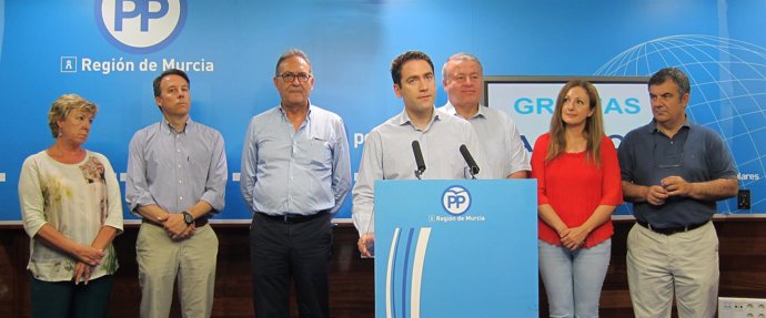 Teodoro García, junto al resto de diputados y senadores electos del PP