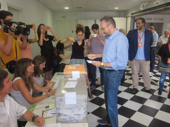 Juan Carlos Girauta (C's) vota en las elecciones generales