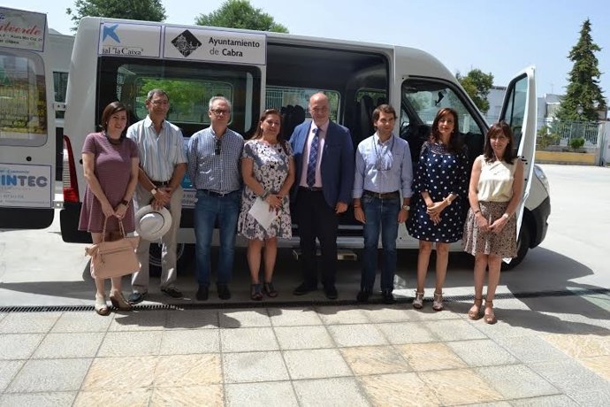 Ruiz (centro) durante la presentación del vehículo
