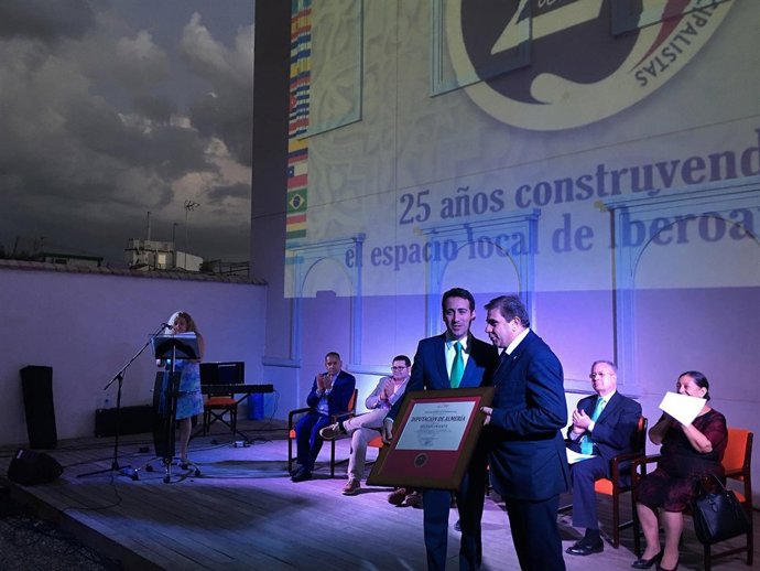 El diputado Óscar Liria ha sido el encargado de recoger el galardón.