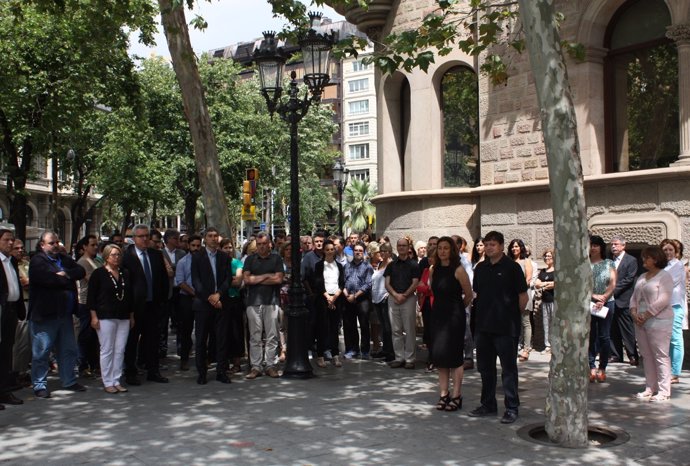 Minuto de silencio de la Diputación de Barcelona por el atentado de Istambul