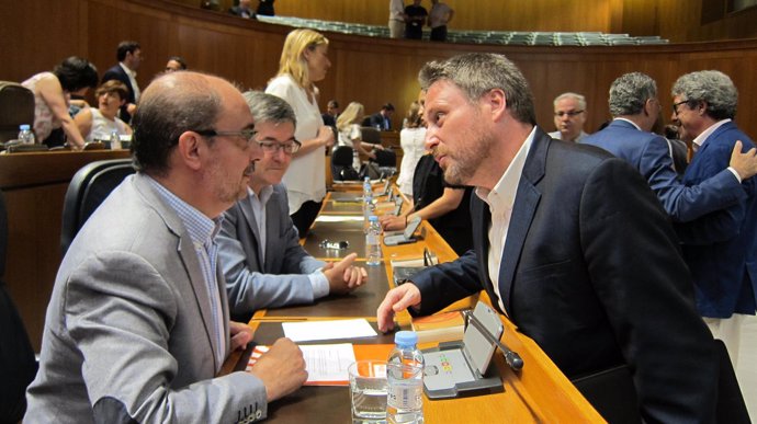 Javier Lambán (PSOE) y José Luis Soro (CHA), hablando en las Cortes