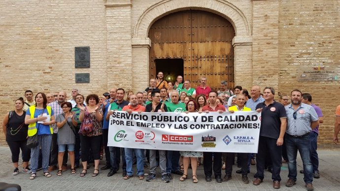 Concentración sindical ante el Palacio de los Marqueses de la Algaba de Sevilla