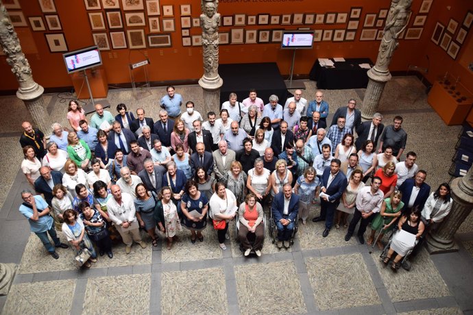 Foto de familia de las asociaciones junto a representantes de Ibercaja y CAI.