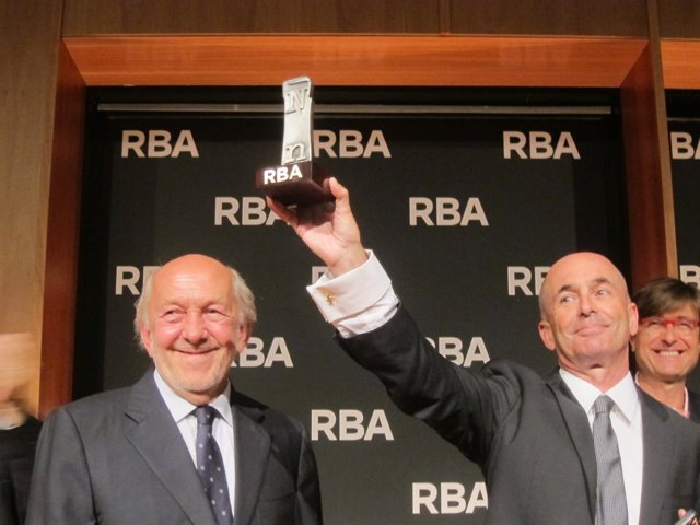 Ricardo Rodrigo (izquierda) dando un premio a Don Winslow (Archivo)