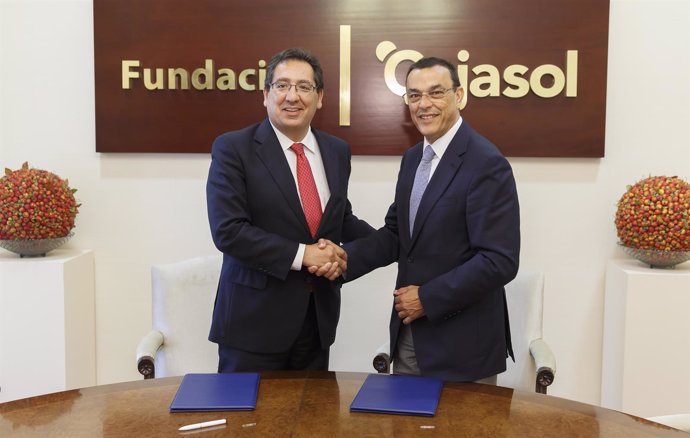El presidente de Cajasol, Antonio Pulido, con Ignacio Caraballo.