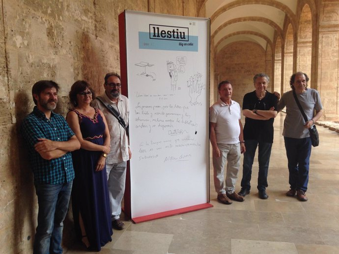 Amoraga y los autores posan ante el cartel promocional de 'Llestiu'