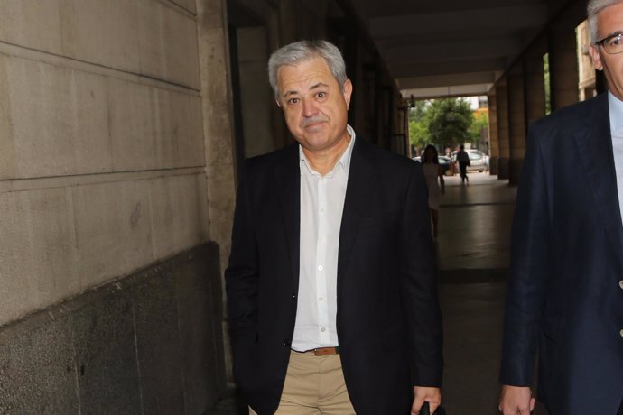 El exconsejero Francisco Vallejo llega a los juzgados de Sevilla
